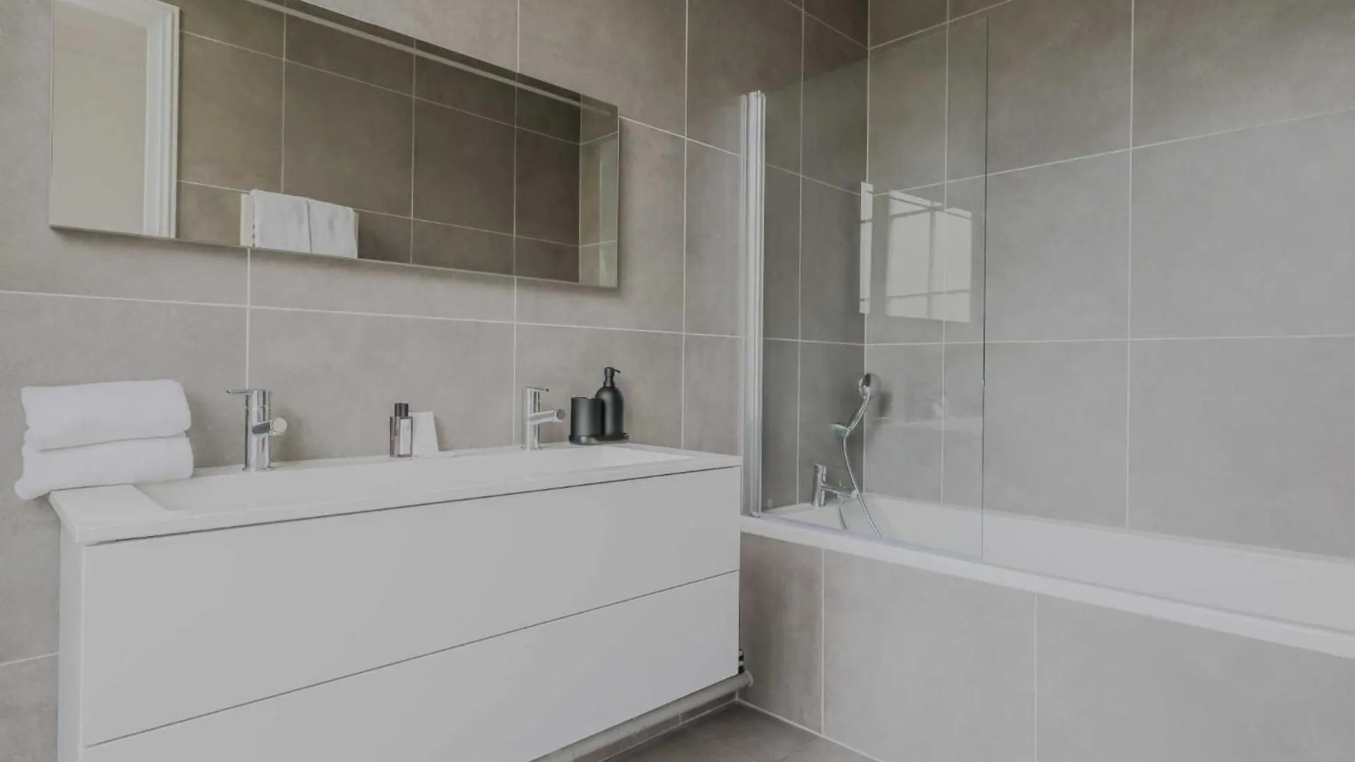 Spacious Apartment - 5Br-12P - Trocadero Paříž 0*,  Francie